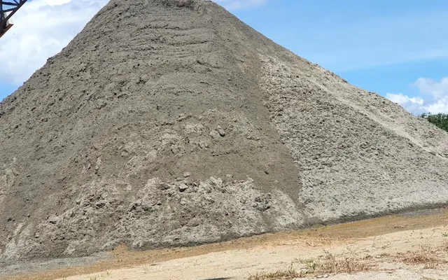 Acopio de material extraído en la cantera