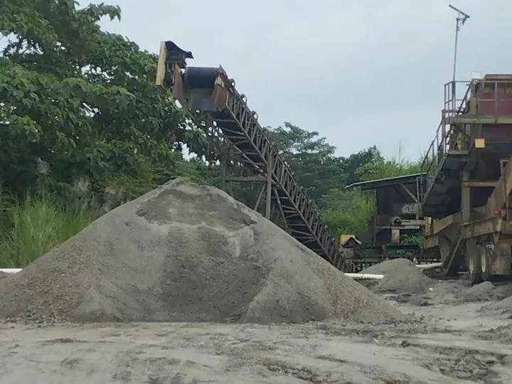 Acopio de material junto a la planta trituradora