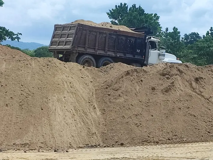 Acopios de material en el patio de la cantera con un camión cargado