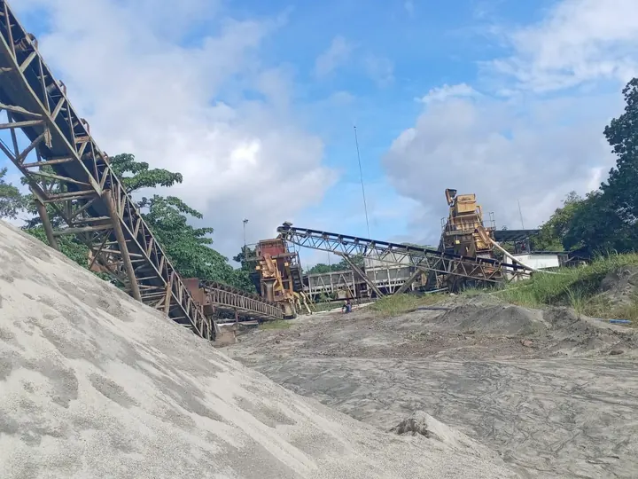 Banda transportadora de la planta sobre un acopio de arena