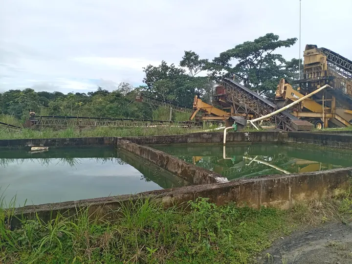 Piletas de sedimentación con la planta al fondo